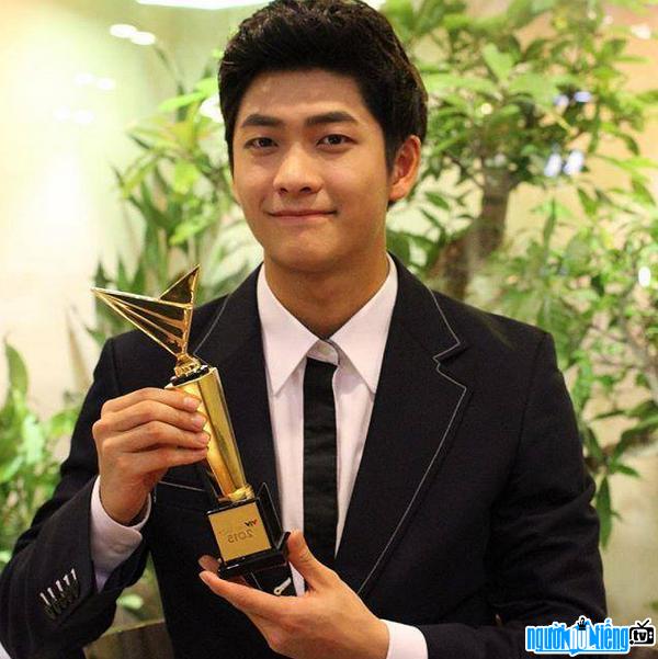 Actor Kang Tae-oh was awarded "Impressive Actor at VTV Award 2015