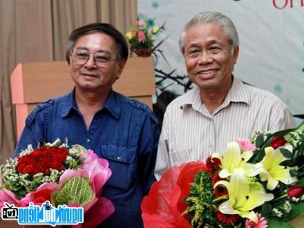Ho Poet Tran Ninh Ho (right) and poet Vu Quan Phuong in a discussion