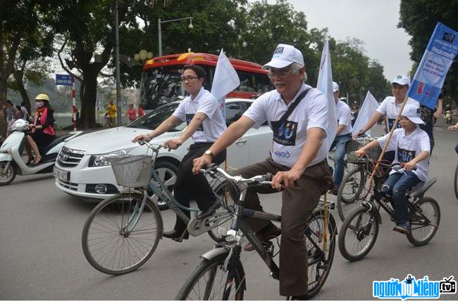  Representative Duong Trung rode a bicycle. Responding to Earth Hour