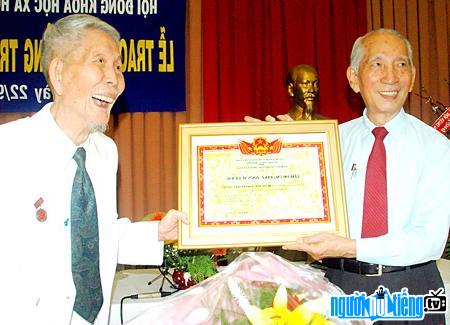  Awarding ceremony of Tran Van Giau