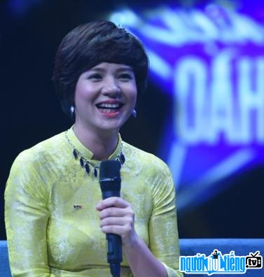 Hình ảnh MC Diễm Quỳnh trong một chương trình truyền hình