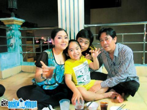  Happy family of elite reformist artist Phuong Hang