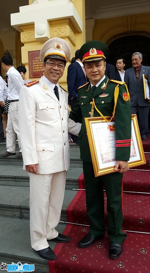 Nghệ sĩ Trần Nhượng cùng nghệ sĩ Tự Long trong đợt nhận phong tặng nghệ sĩ nhân dân vừa qua