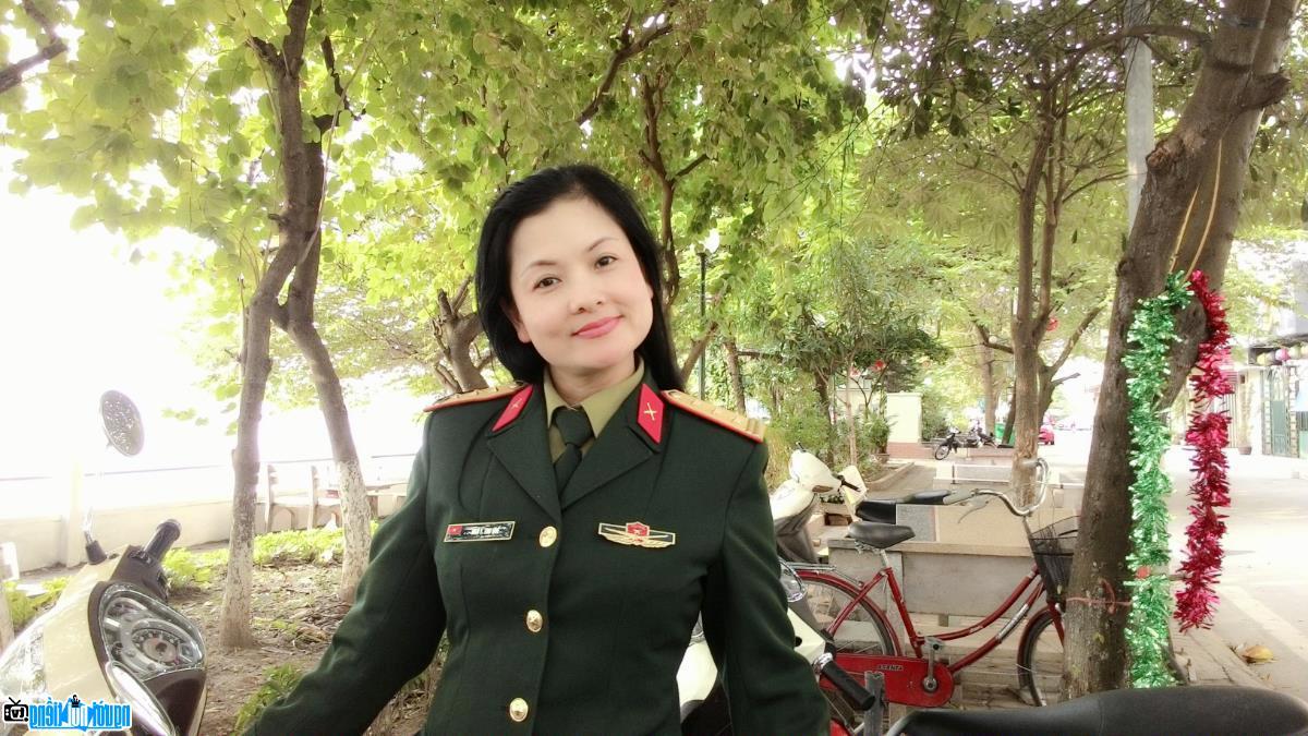  Female Colonel Thu Que