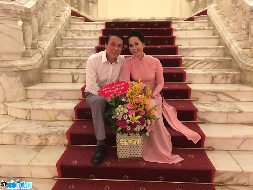 Vợ chồng nghệ sĩ Lan Hương và Đỗ Kỷ trong lễ vinh danh và tri ân nghệ sĩ Lan Hương về hưu