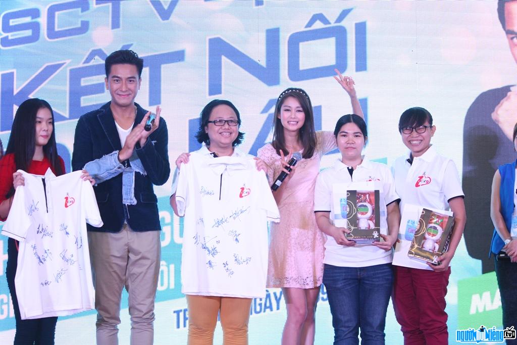  Actors Ma Quoc Minh and Sam Le Huong took pictures with Vietnamese fans