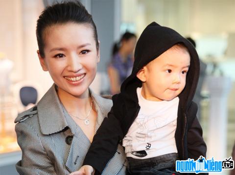 Dong Khiet smiling brightly with his son