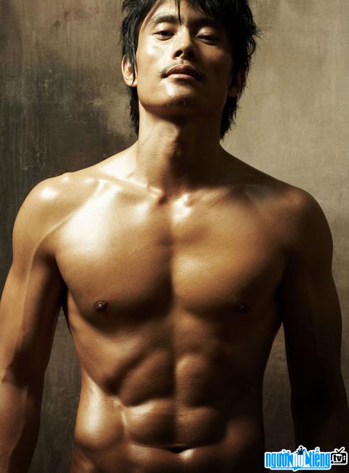 Actor Lee Byung-hun shows off six-pack abs