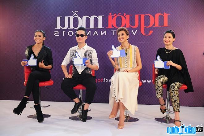  Model Mau Thuy (on the right) in the role judge game