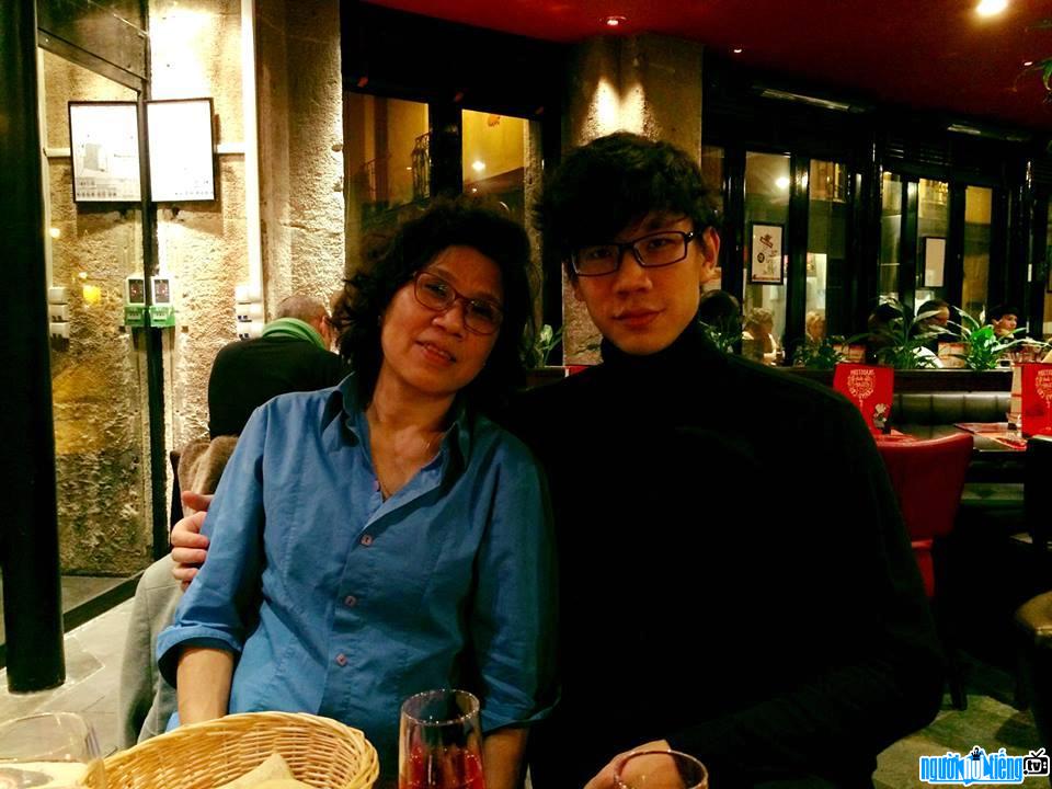 Picture of hot boy Thuc Linh Lincoln and his mother