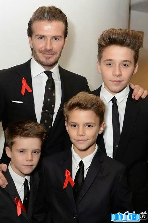 Brooklyn Joseph Beckham photo with dad and two brothers