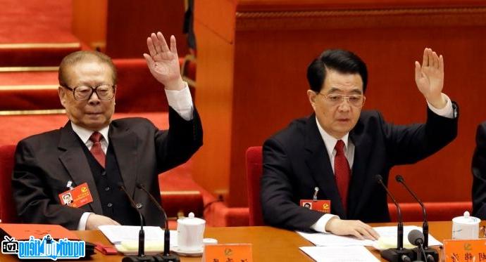 Hình ảnh hai cựu Chủ tịch Trung Quốc Hồ Cẩm Đào và Giang Trạch Dân.