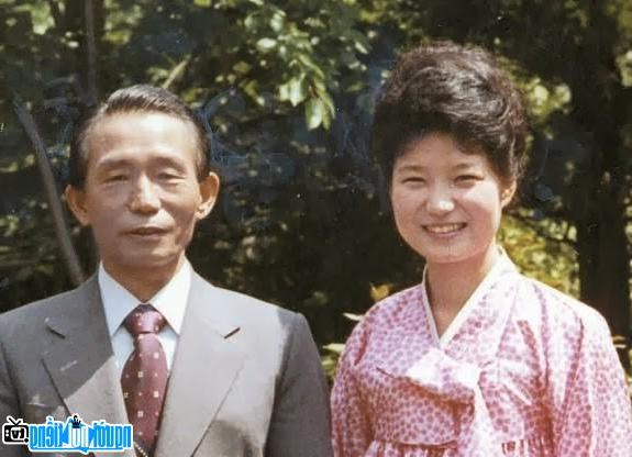 Tổng Thống Park Chung Hee cùng với con gái Park Geun Hye