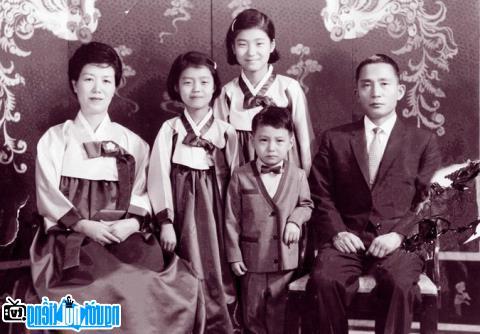 Hình ảnh gia đình Park Geun-Hye khi bà còn nhỏ