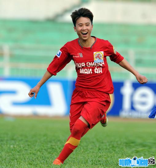  Nguyen Thi Tuyet Dung - the golden ball of Vietnam women's football team