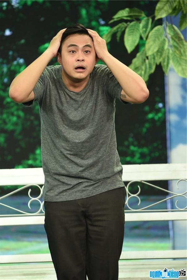 Một hình ảnh về diễn viên hài La Thành trong chương trình Cười xuyên Việt