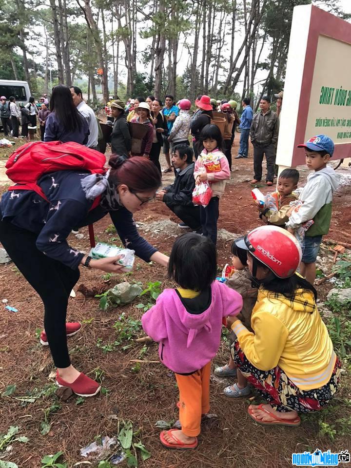 Hình ảnh người mẫu Trang Trần trong một chuyến đi từ thiện
