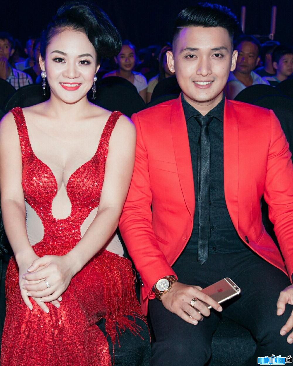  Photo of singer Doan Tuan and runner-up Quynh Mai at an event
