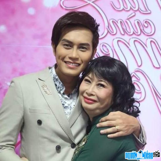  Singer Tong Hao Nhien and mother in the program Sing with your beloved mother