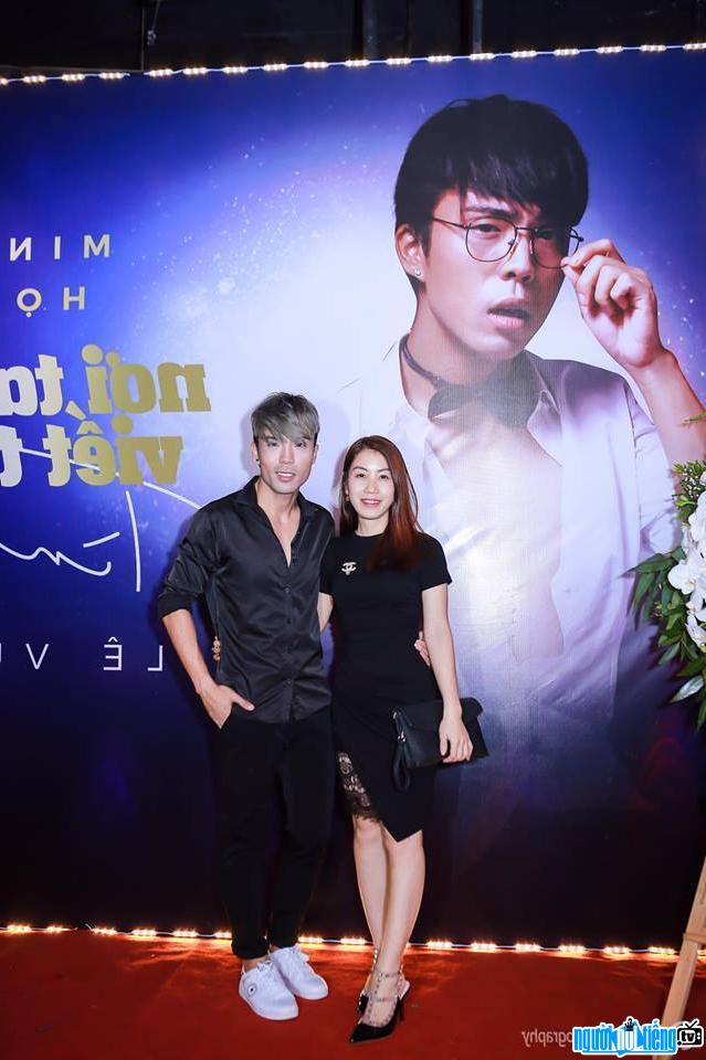 Ca sĩ Lê Vũ Bình trong buổi họp báo ra mắt mini show của mình