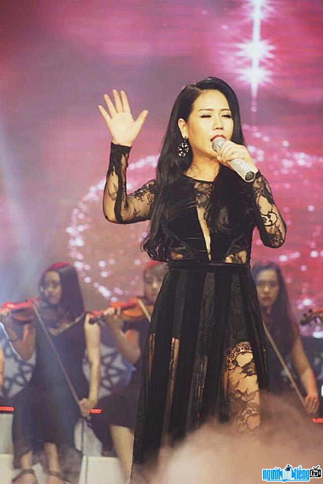 Picture of singer Hong Mo performing on stage