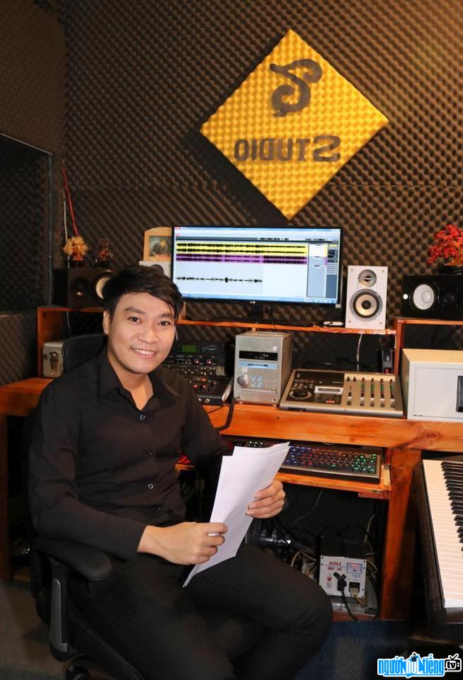 Ca sĩ Tuấn Quang tại studio của mình