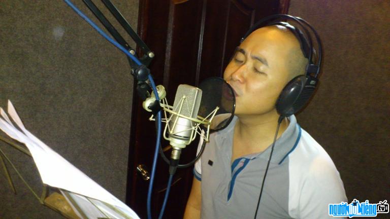 Bức ảnh ca sĩ Hoàng Hải Đăng đang hát trong phòng thu