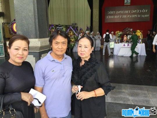  Photo of female singer Quynh Lien at the funeral of musician Phan Huynh Dieu