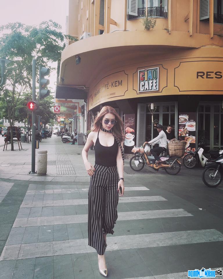  Image of singer Mi Lan wearing youthful clothes on the street
