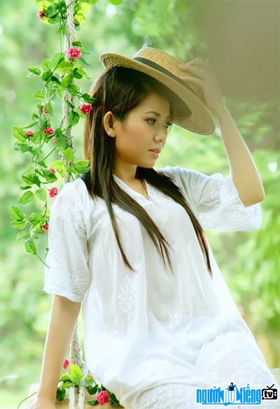  Nhat Thy is a famous young singer of the Vietnamese music village