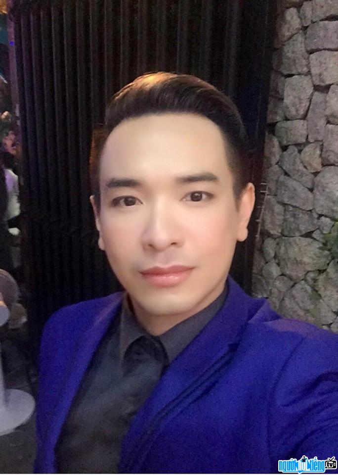  Latest picture of singer Viet Khang