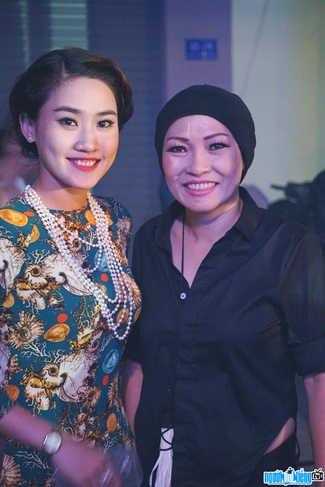 A photo of singer Yen Nhien and female singer Phuong Thanh