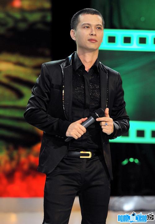 Picture of singer Nam Khanh performing on stage
