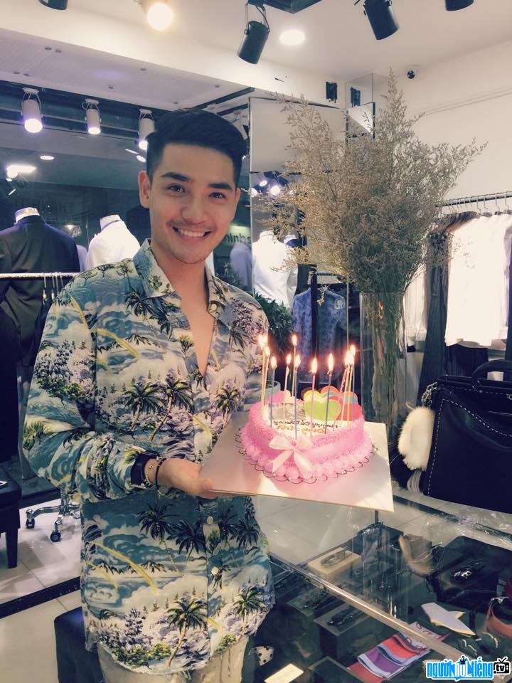 Bức ảnh ca sĩ Nukan Trần Tùng Anh hạnh phúc trong ngày sinh nhật của mình