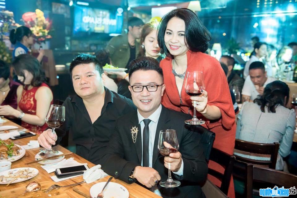  Singer Trinh The Phong happily with colleagues