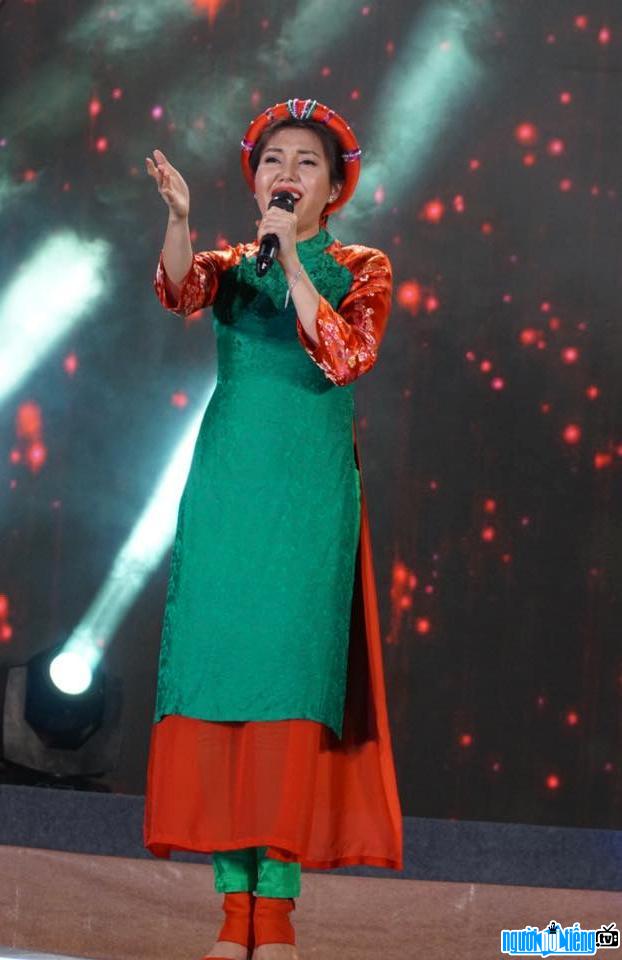 Picture of female singer Ho Bich Ngoc performing on stage
