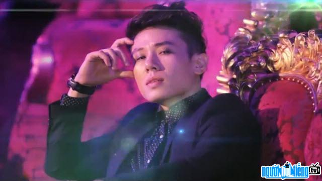 Image of singer Nam Trieu Phong in MV Come down