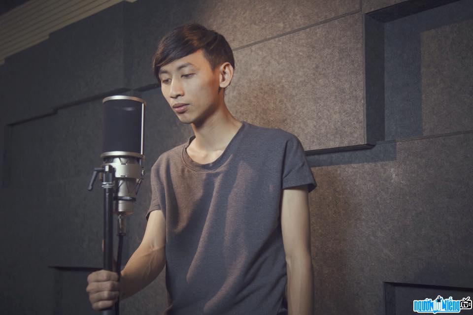 Picture of singer Luny recording in the studio