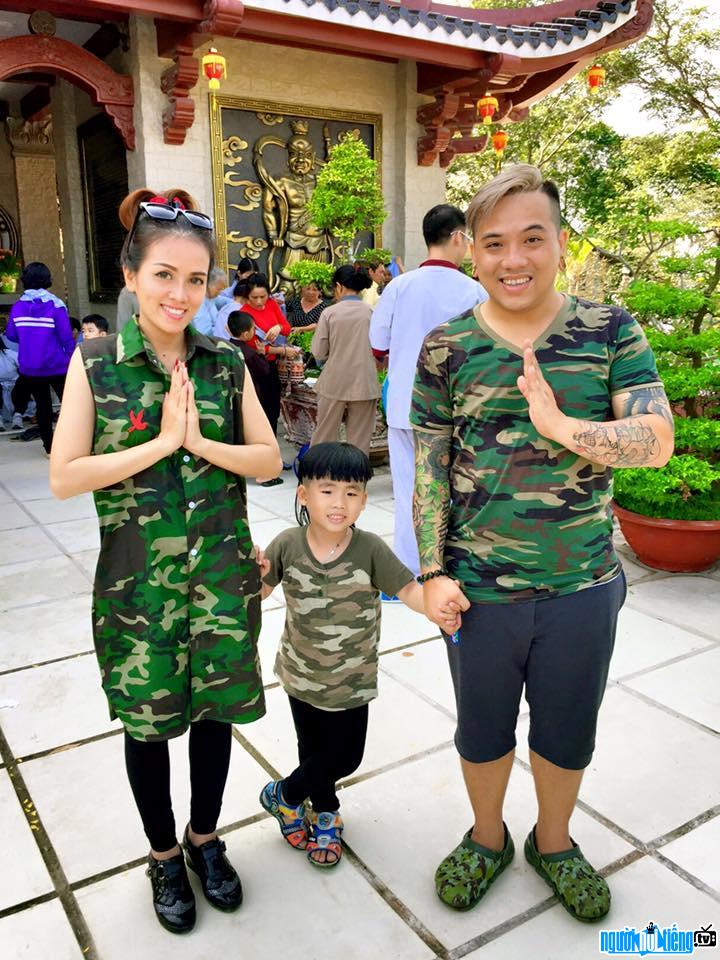 Picture of director To Gia Tuan with his wife and daughter