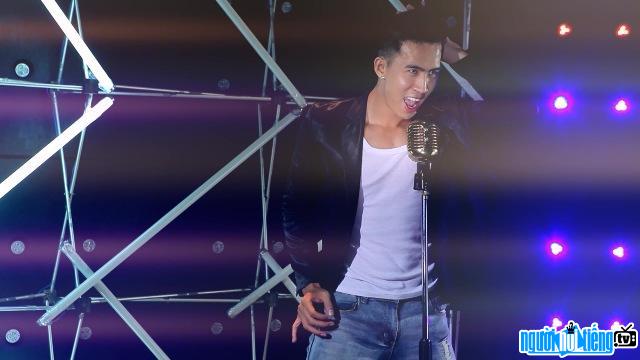 Photo of singer Vang Quoc Hai performing on stage