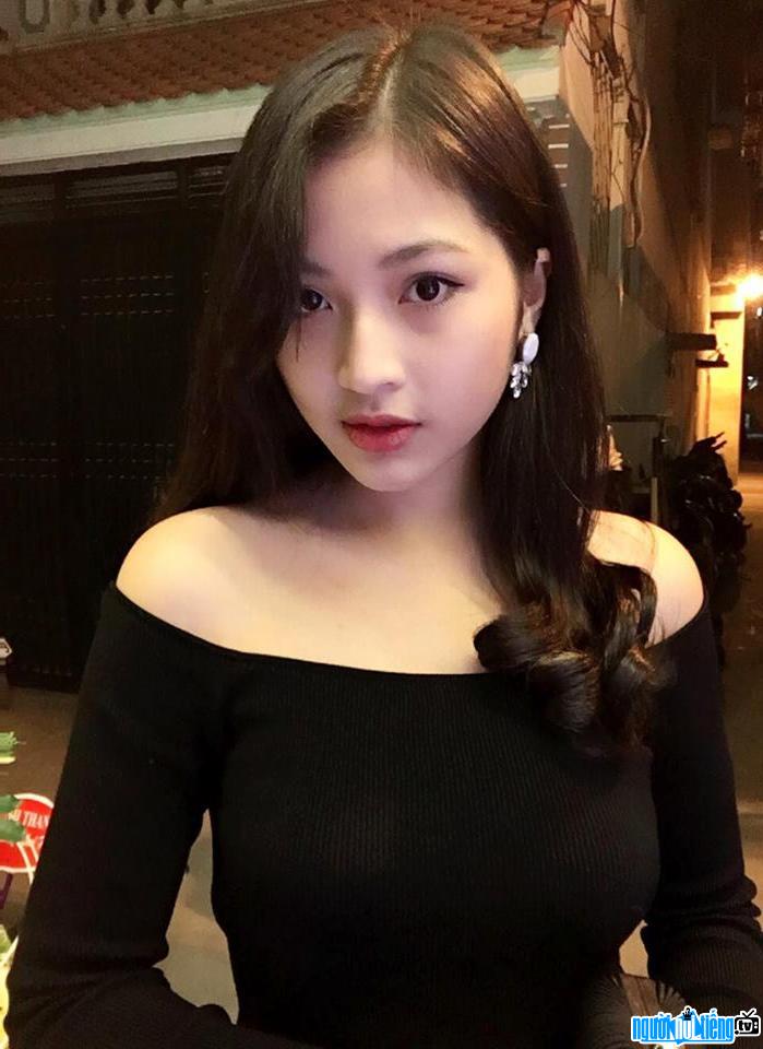 A picture of actress Bui Ha Anh with a sexy bare shoulder