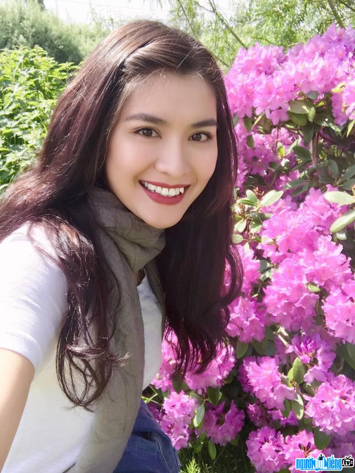 A photo of actress Bich Huyen with flowers