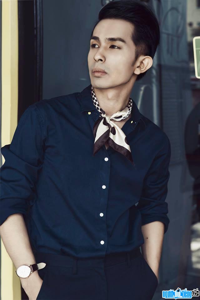  Another picture of male singer Che Dinh Cuong