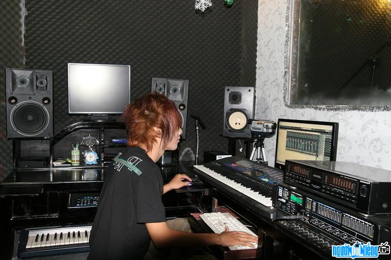  Photo of singer Le Chi Trung working in the studio