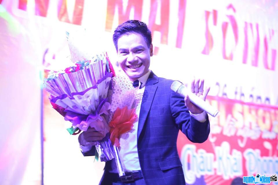  Photo of singer Huy Cuong interacting with the audience
