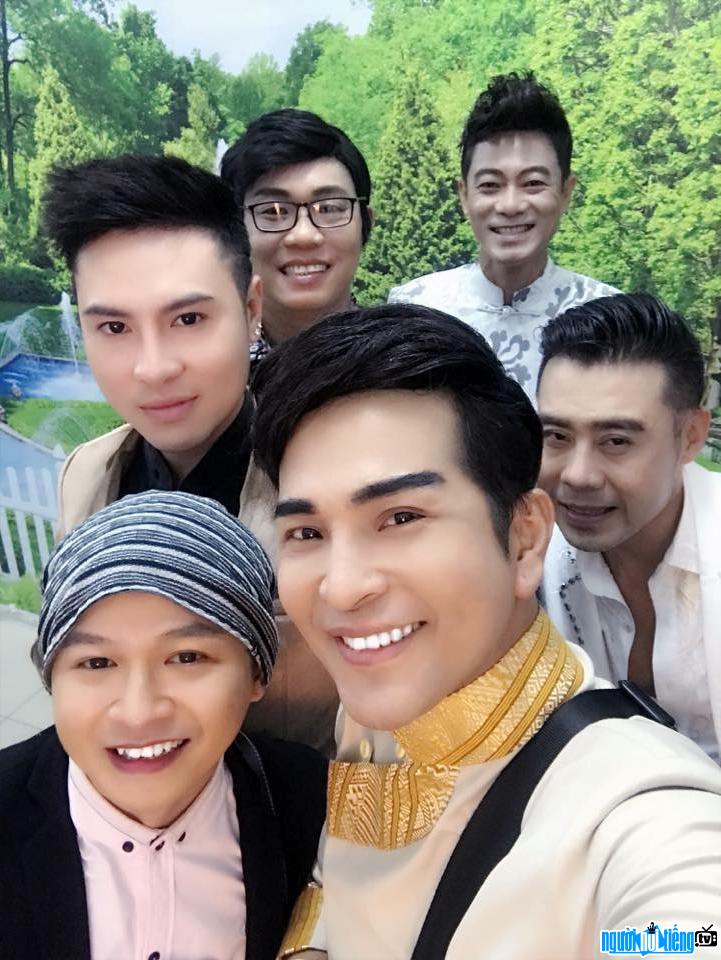 Singer Hoang Nhat Thai happily with his colleagues