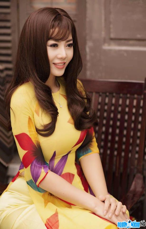 A photo of actress Thanh Huong gentle in ao dai