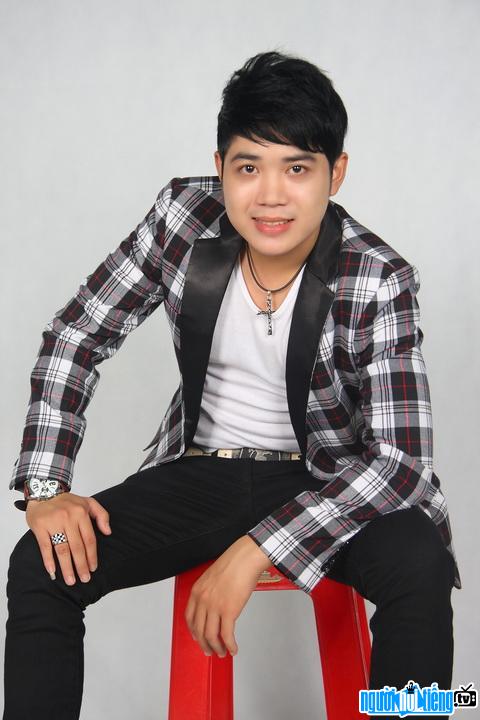 A new photo of male singer Ngo Trac Lam