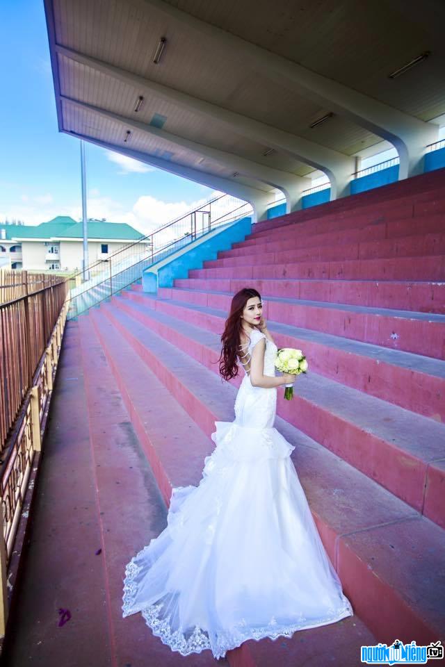  Hot girl Huynh Khanh Vy is often invited to take pictures of wedding dresses