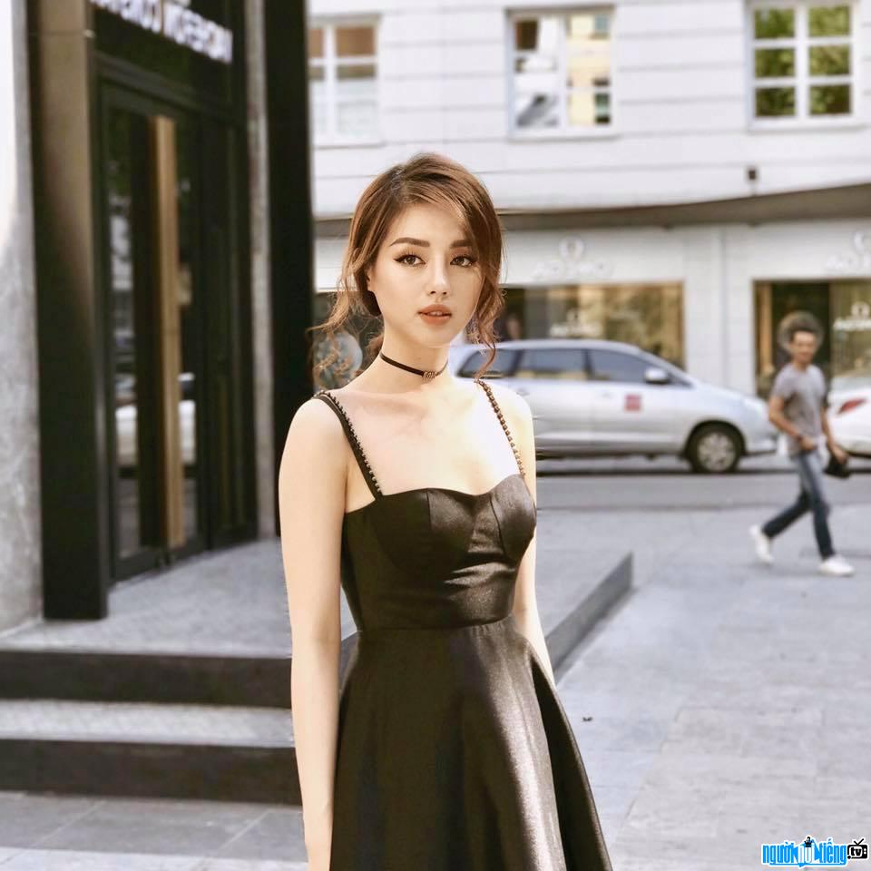  Picture of hot girl Dang Khanh Linh wearing a sexy two-piece skirt walking around the street